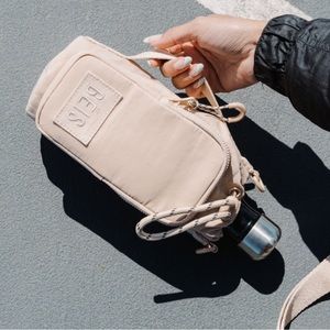 BEIS THE WATER BOTTLE SLING IN BEIGE